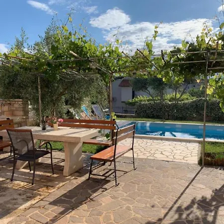 Relaxing Retreat With Covered Terrace And Pool *