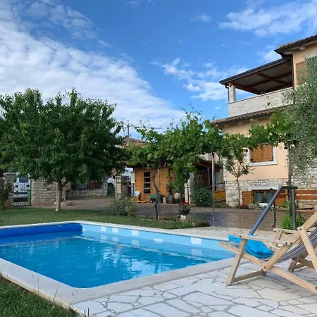 Relaxing Retreat With Covered Terrace And Pool Apartman Fiorini
