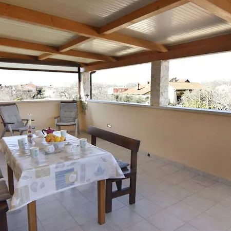 Relaxing Retreat With Covered Terrace And Pool Apartman *