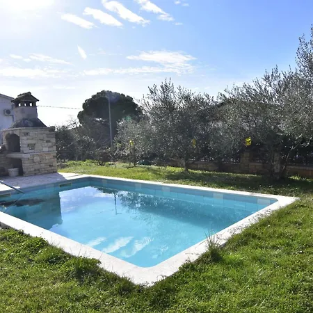 Relaxing Retreat With Covered Terrace And Pool * Fiorini