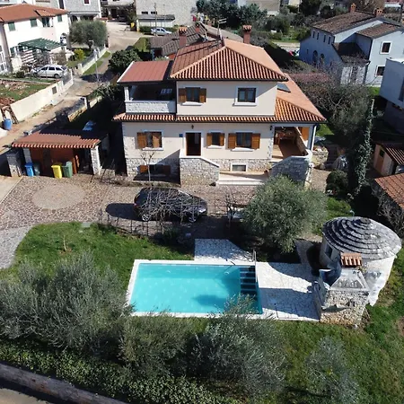 شقة Relaxing Retreat With Covered Terrace And Pool *