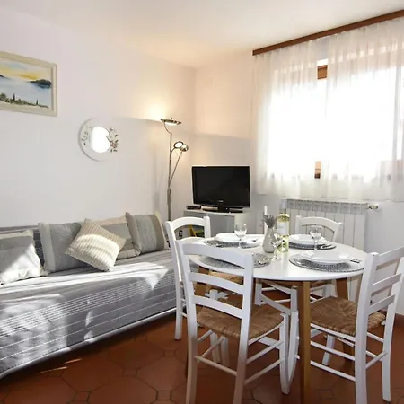 Relaxing Retreat With Covered Terrace And Pool Apartman