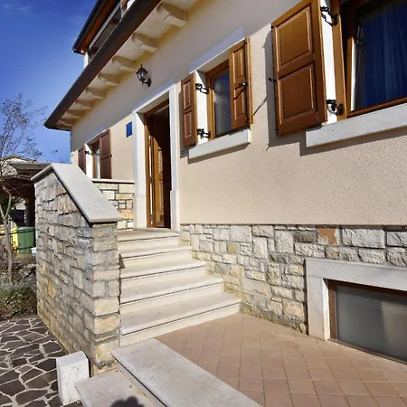 شقة Relaxing Retreat With Covered Terrace And Pool Fiorini