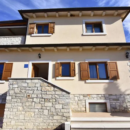 شقة Relaxing Retreat With Covered Terrace And Pool *