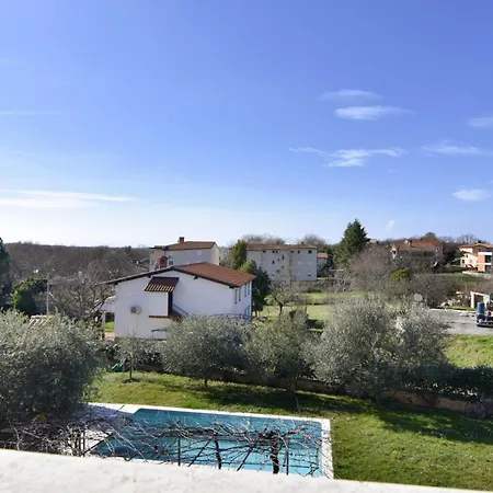 Relaxing Retreat With Covered Terrace And Pool Fiorini